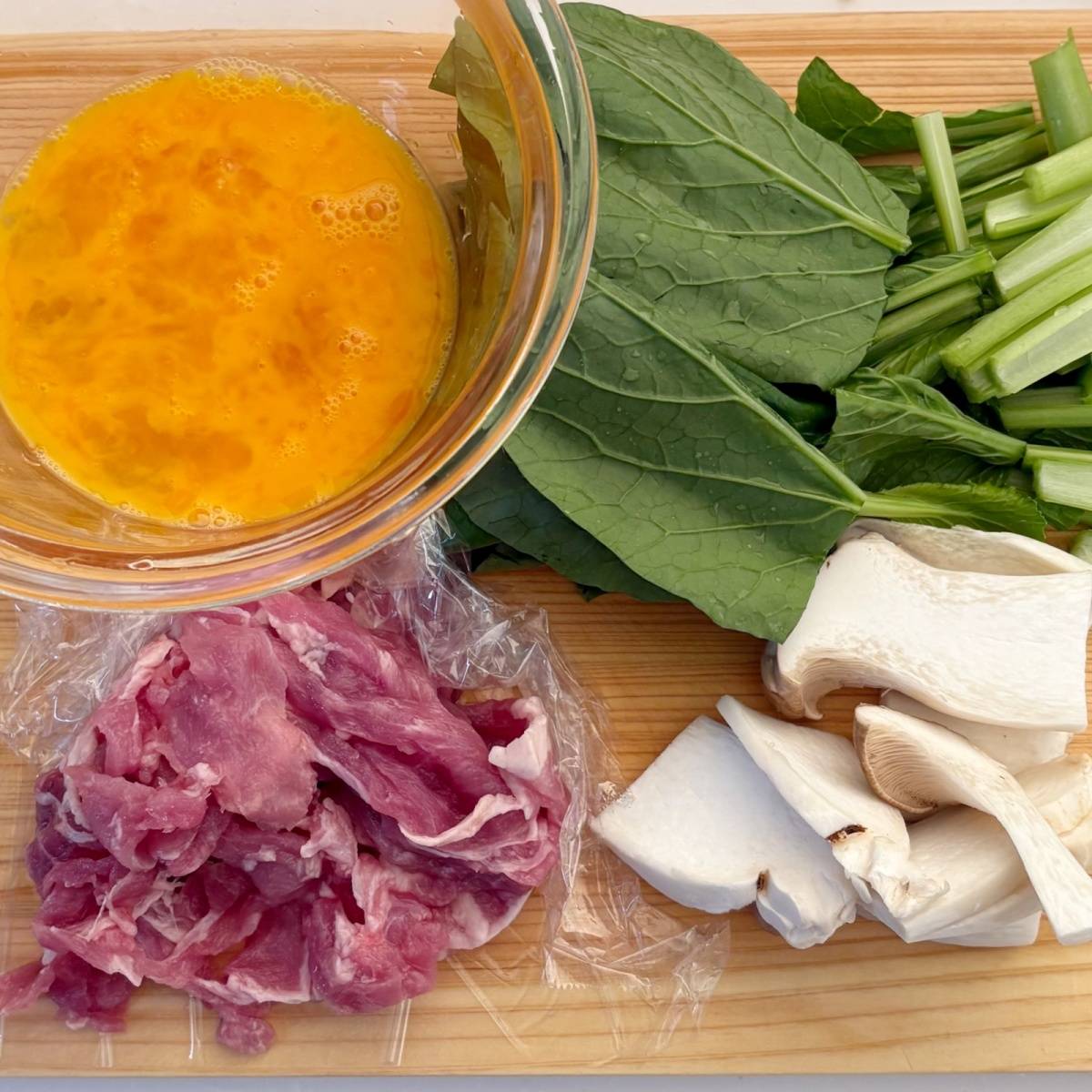 JAグループ公式の「シイタケとコマツナのトマトソース炒め」のレシピ