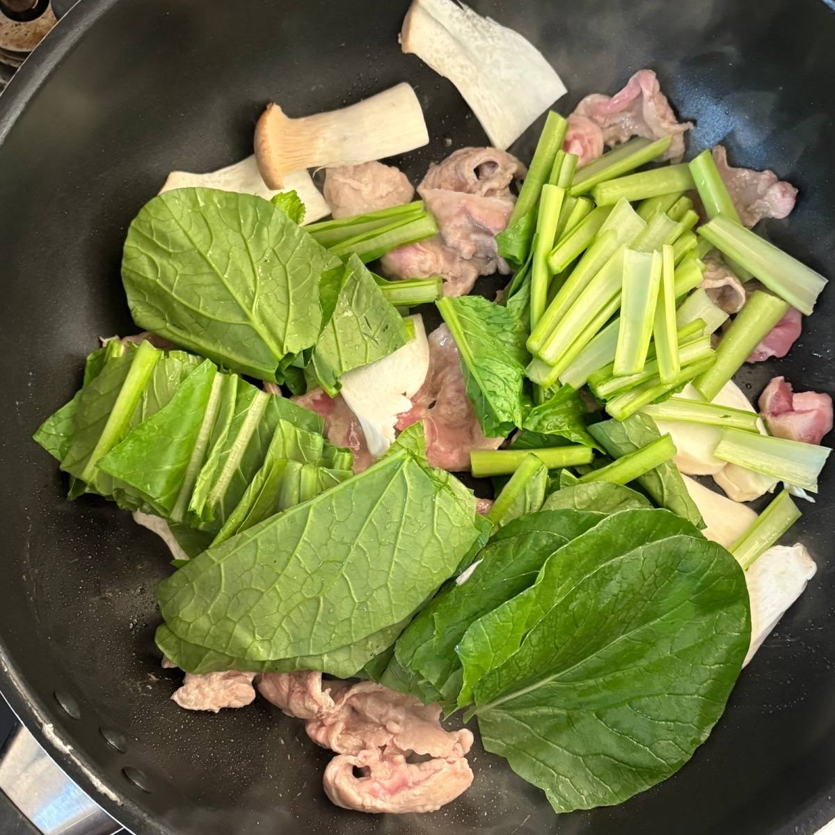 JAグループ公式の「シイタケとコマツナのトマトソース炒め」のレシピ