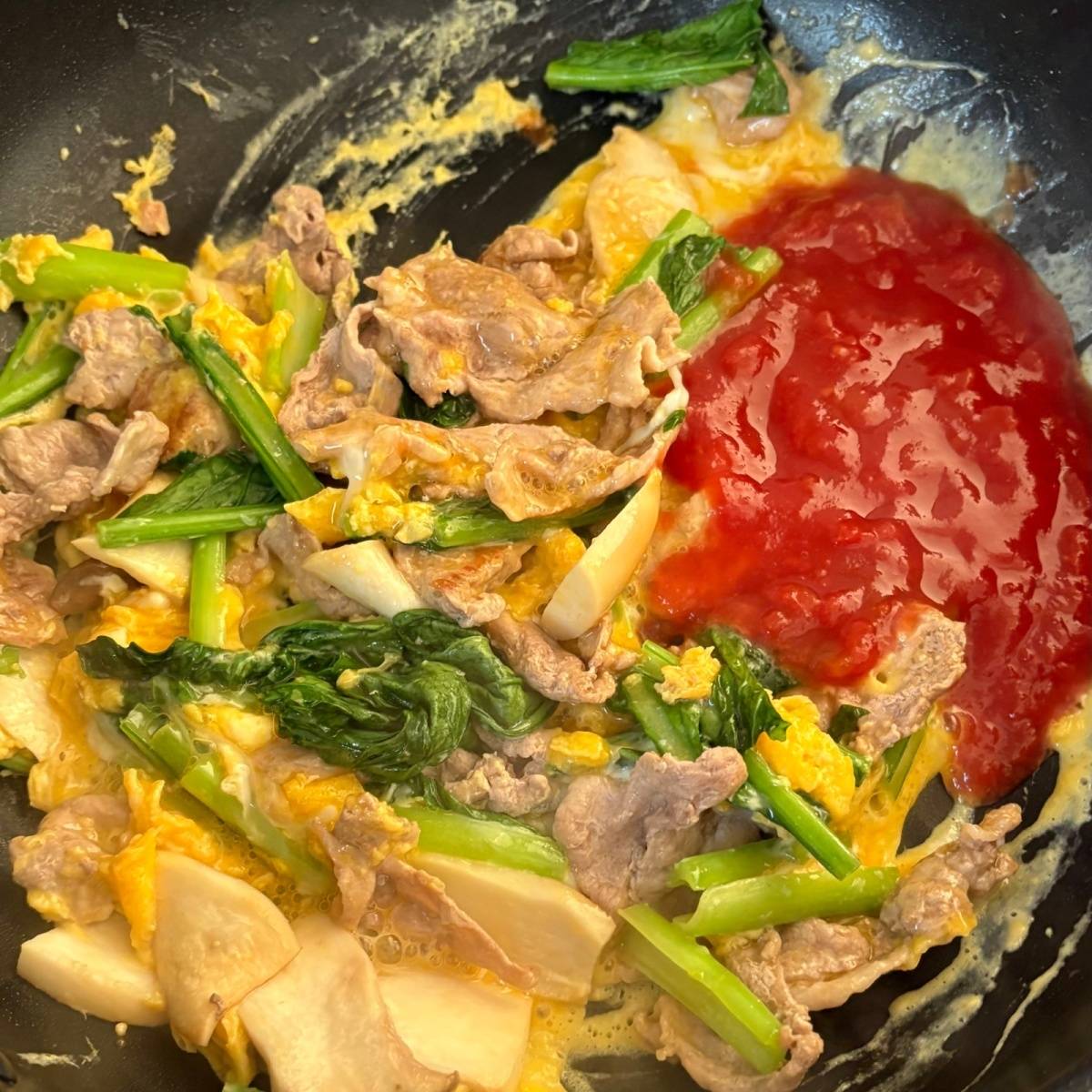 JAグループ公式の「シイタケとコマツナのトマトソース炒め」のレシピ