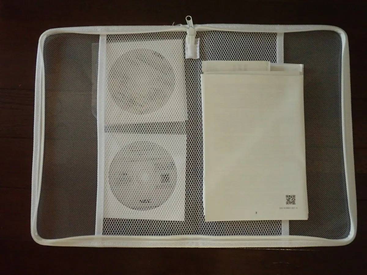 DAISO(ダイソー):A4ジッパーファイル(ホワイト、ポケット付)