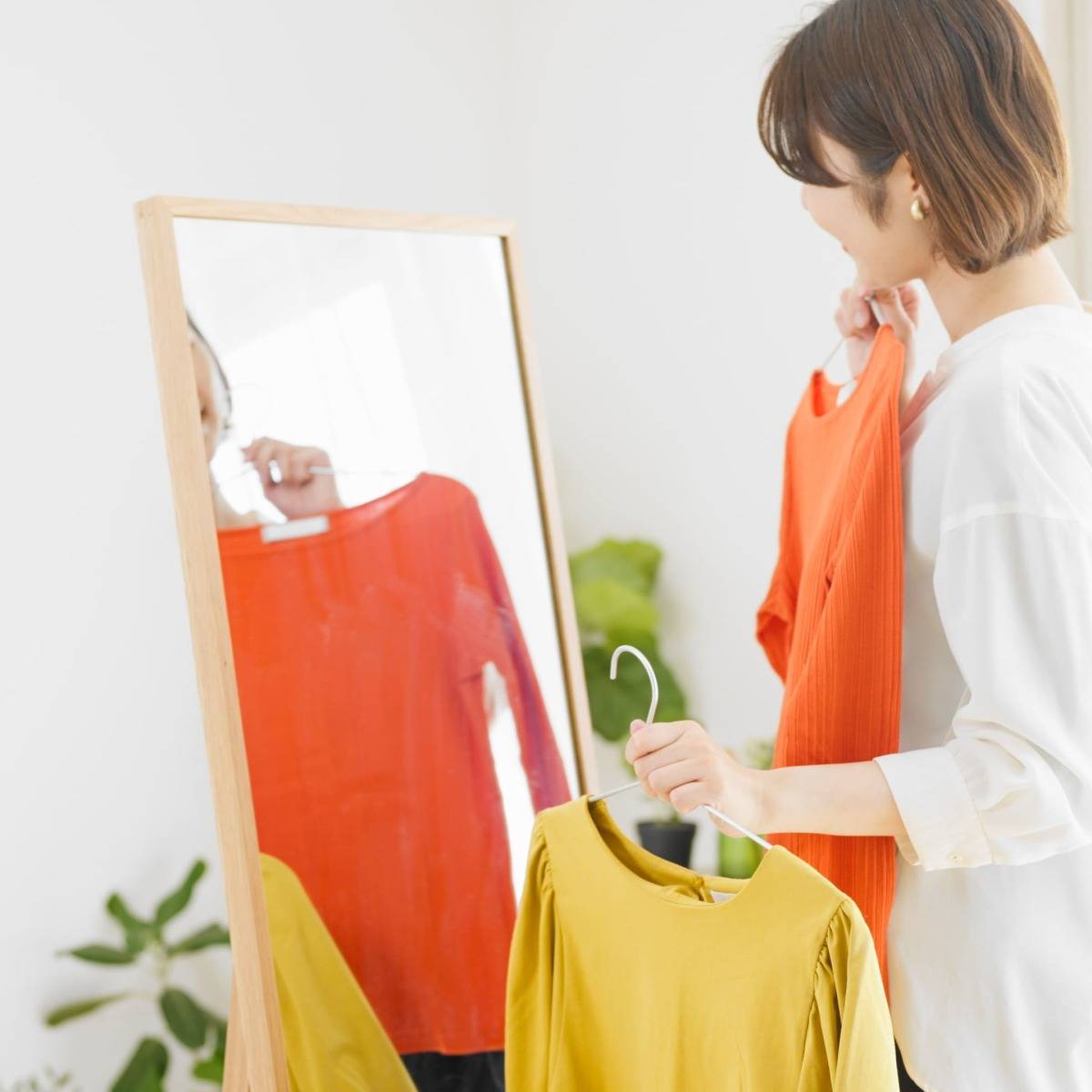 洋服を選ぶ女性