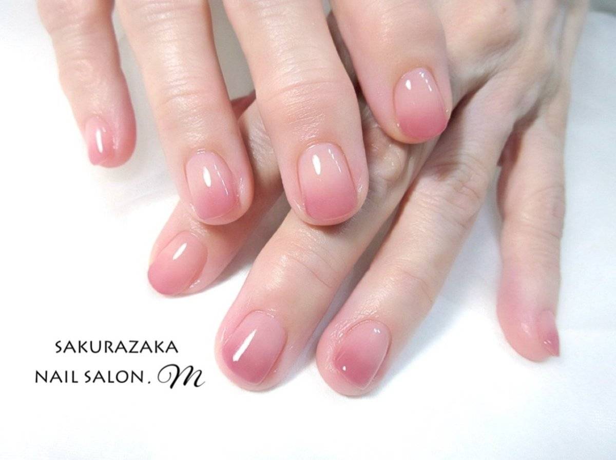 透け感ピンクネイル