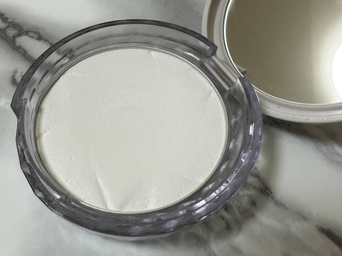 セザンヌ　毛穴レスパウダーの粉の外観