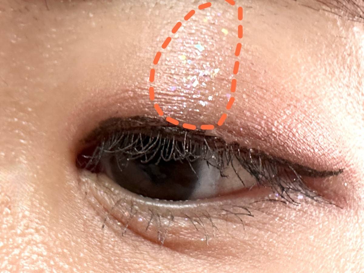グリッター使い方 まぶた中央に乗せたイメージ