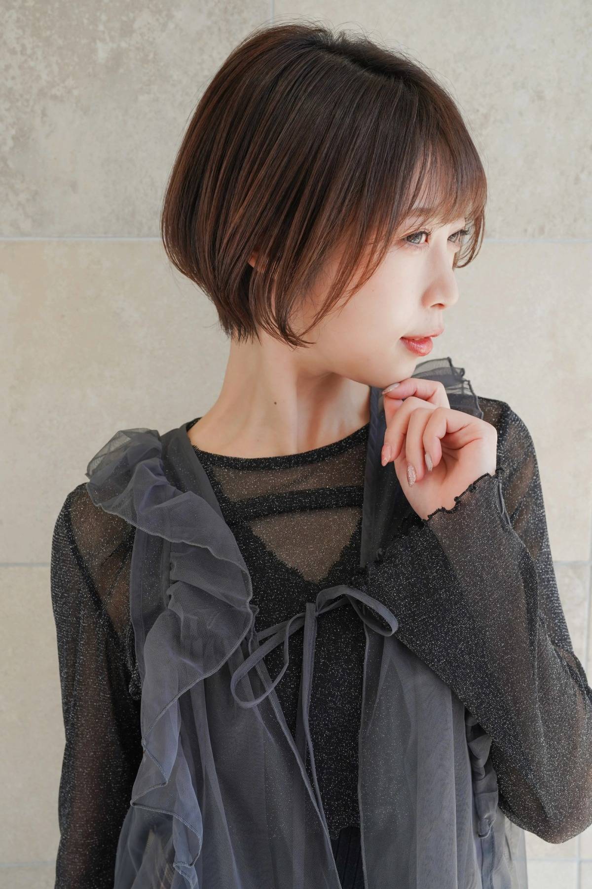 ダークカラーのきれいめボブ