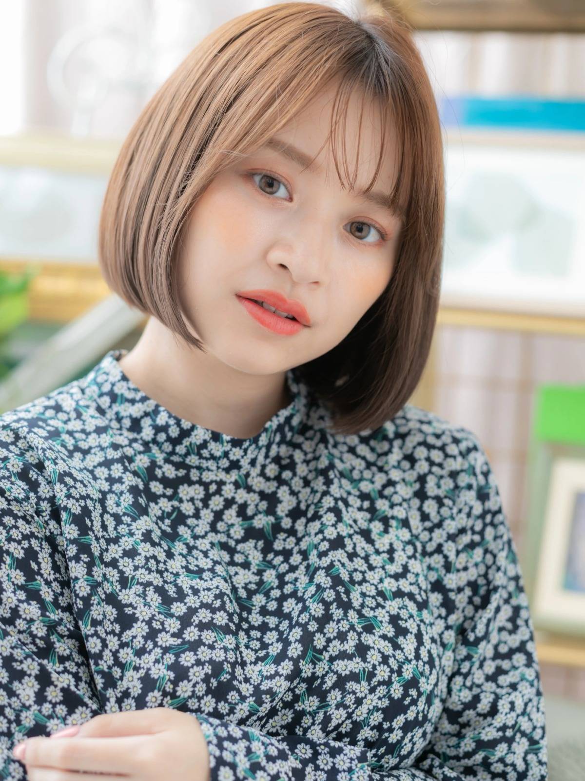 暖色カラーの前下がりボブ