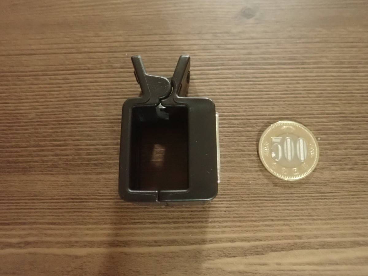 ダイソーのマグネット付コードクリップ