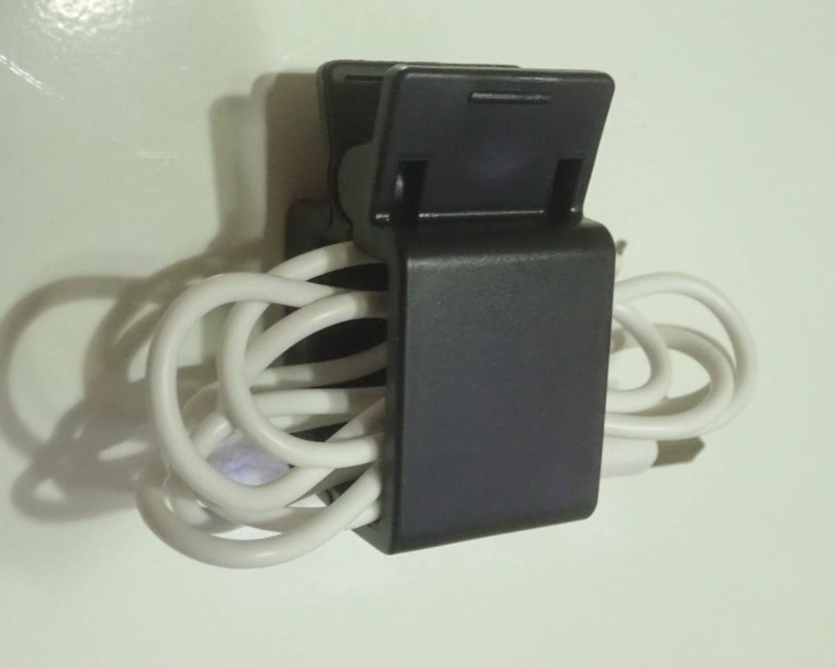 ダイソーのマグネット付コードクリップ