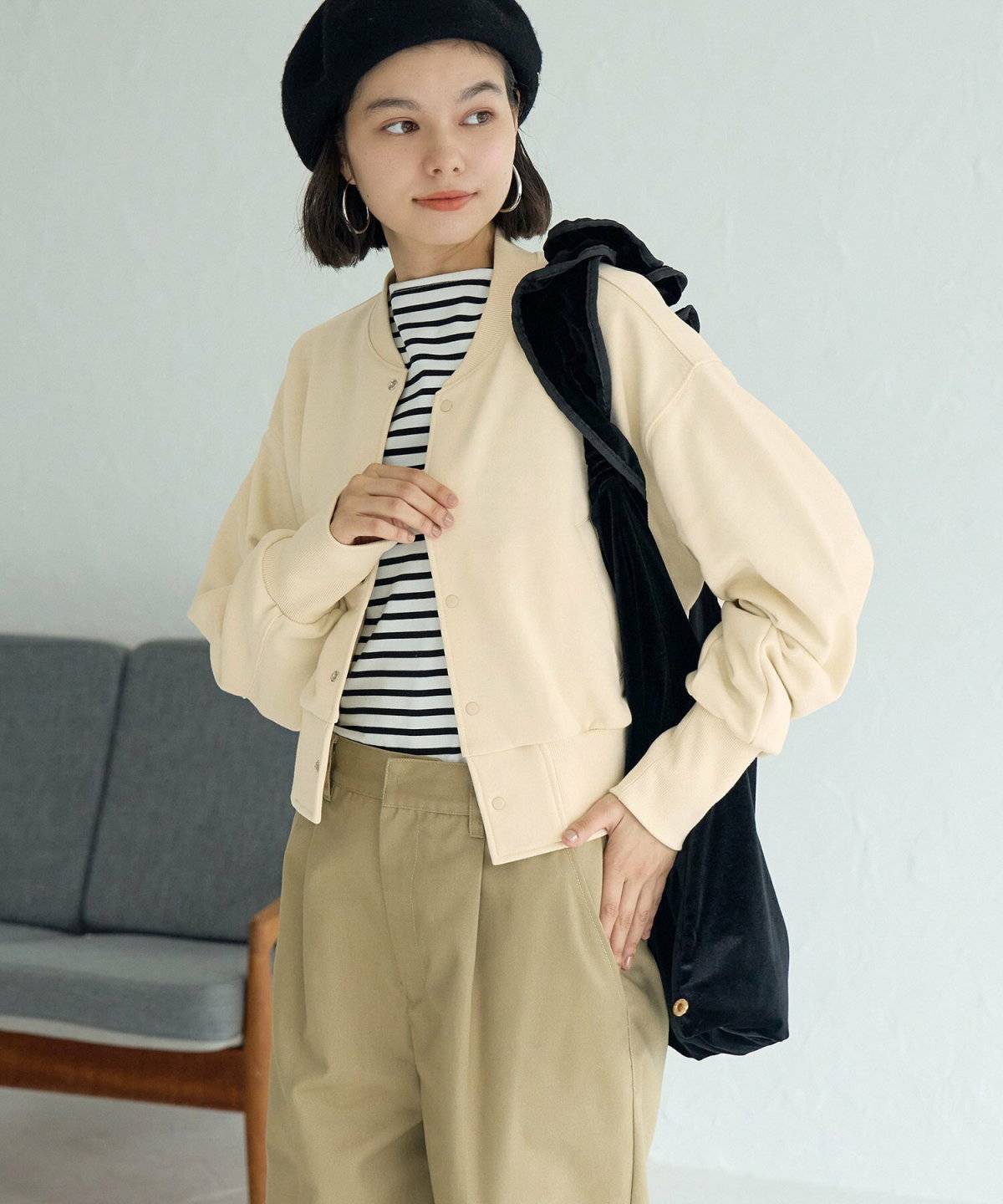 ブルゾンにチノパンを合わせた女性