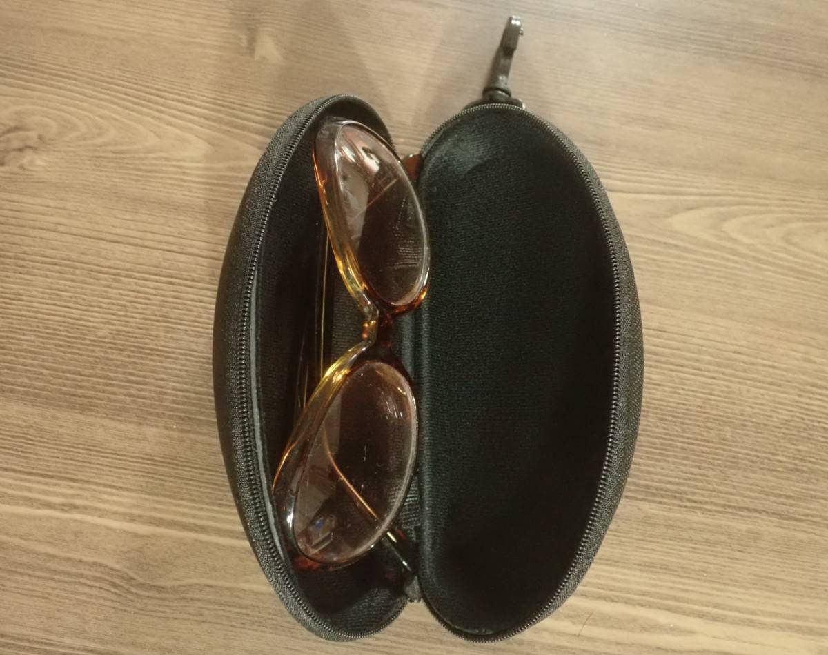 ダイソーのサングラスケース(フック付)