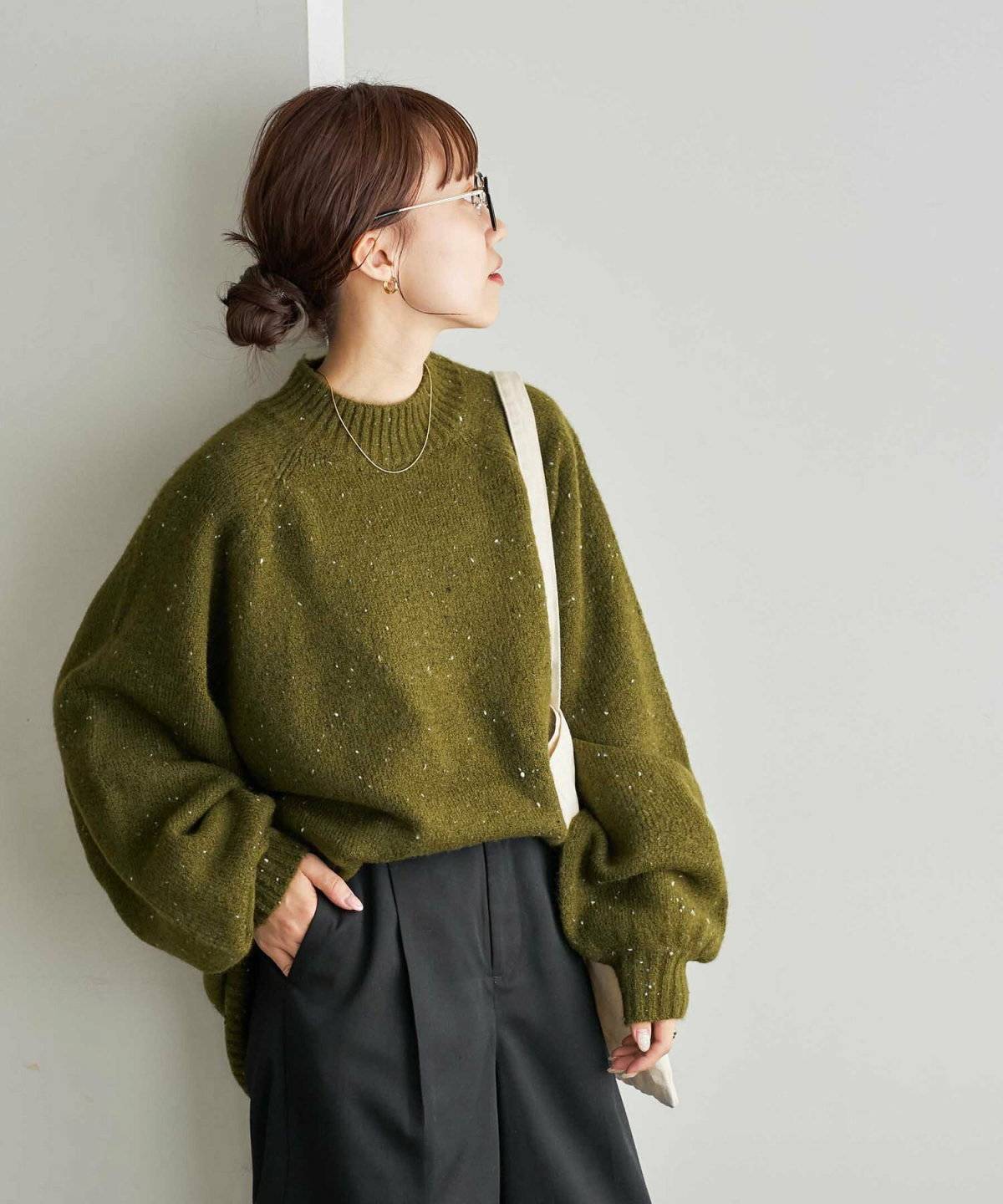 パンツコーデの女性