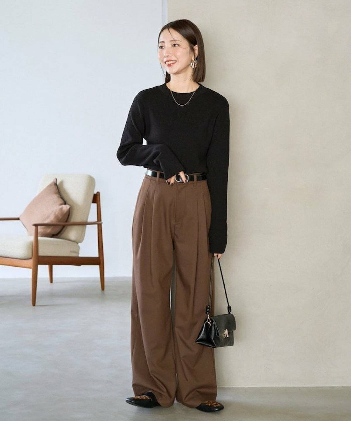 パンツコーデの女性