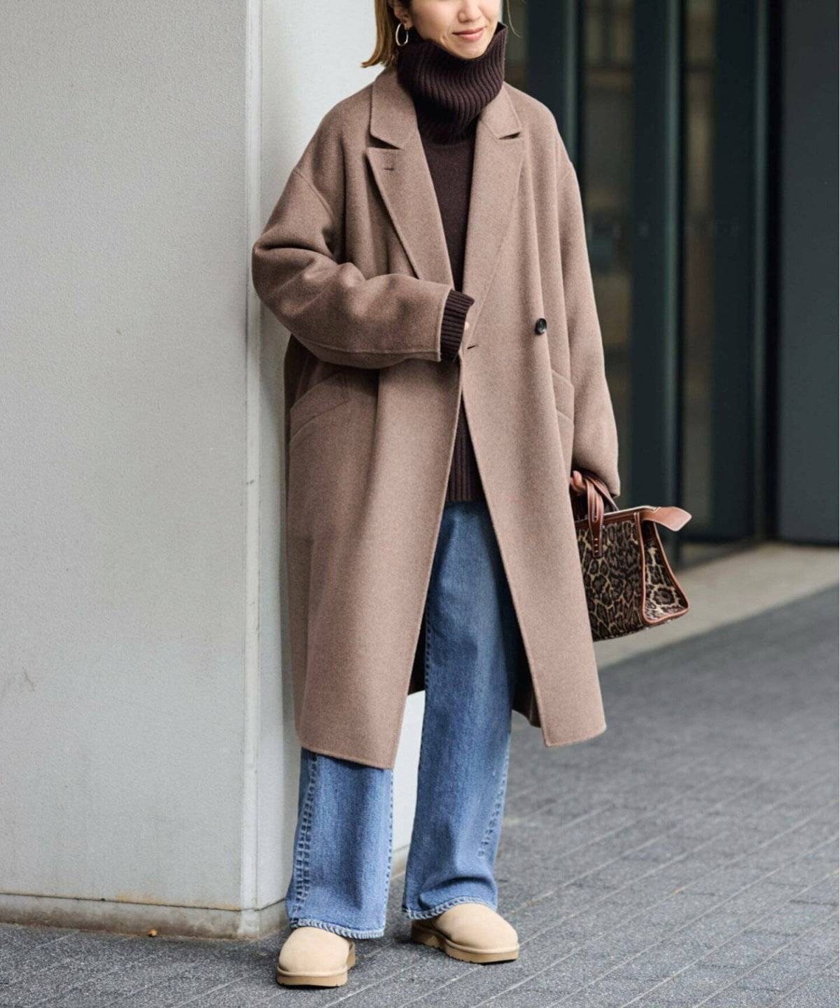 パンツコーデの女性