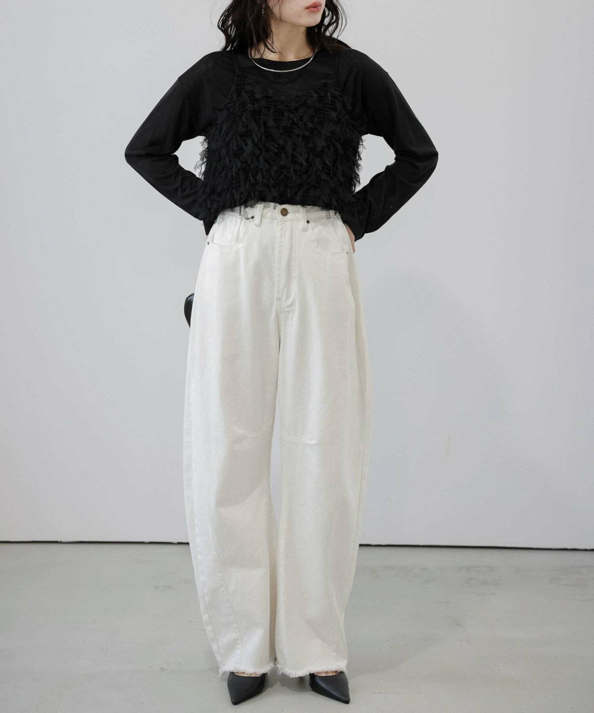 パンツコーデの女性