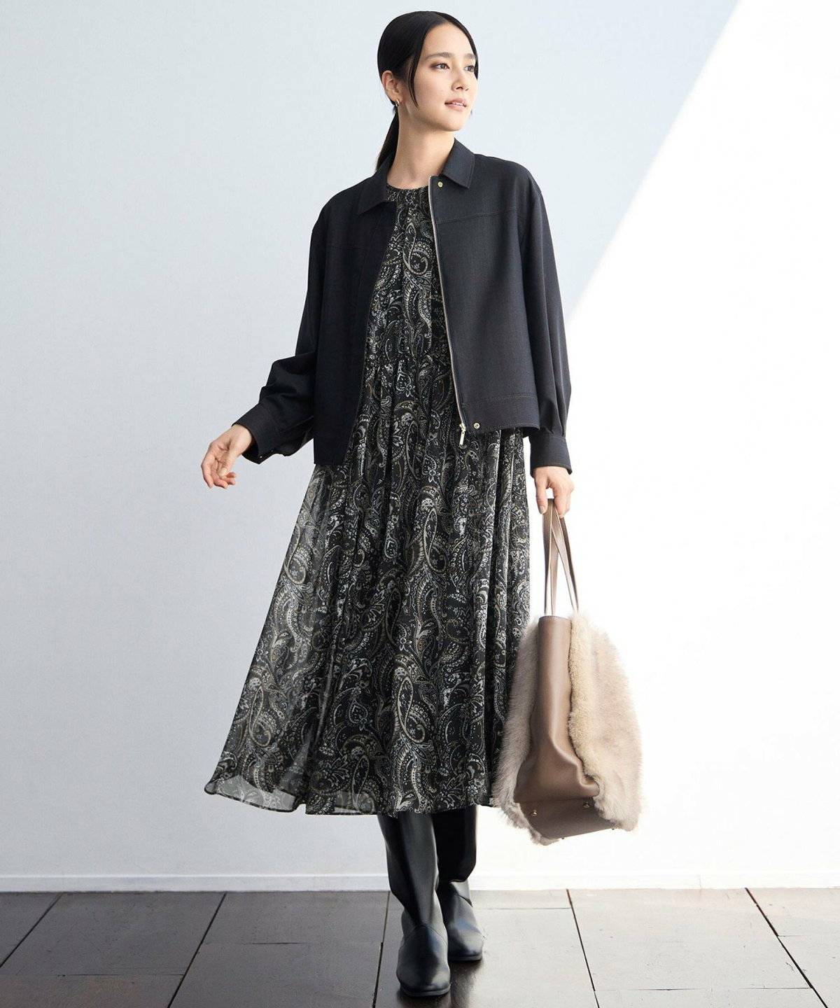 ワンピースコーデの女性