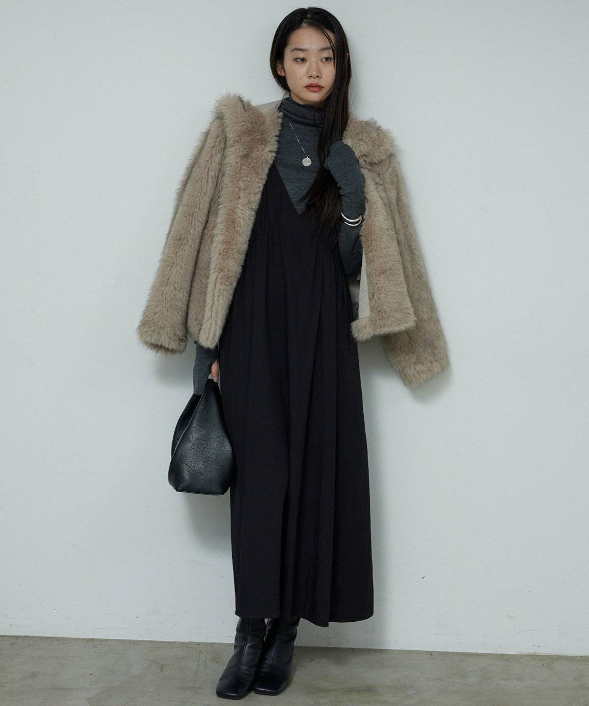 ワンピースコーデの女性