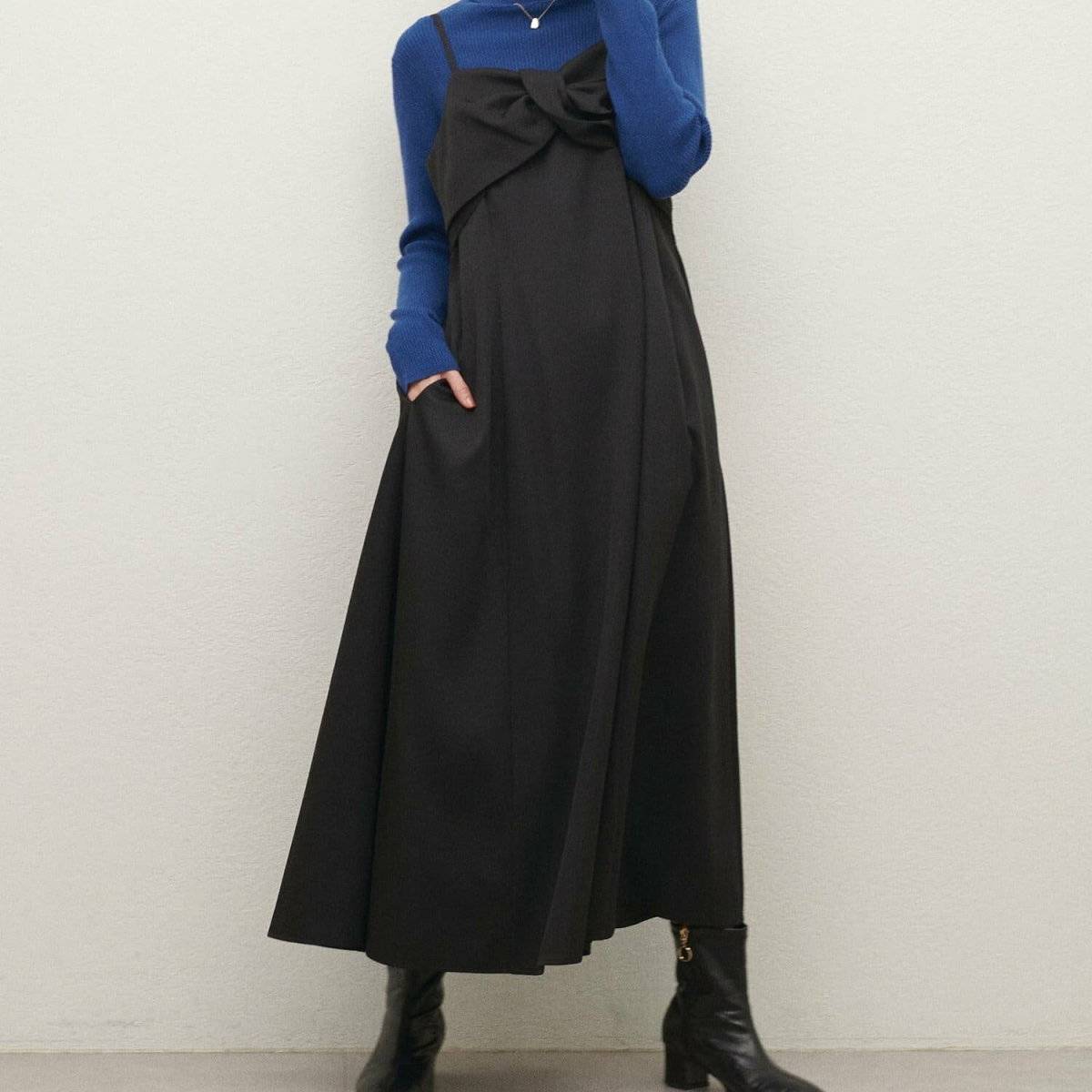 ワンピースコーデの女性