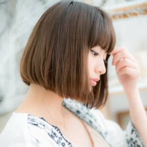  前下がりシルエットのボブ 