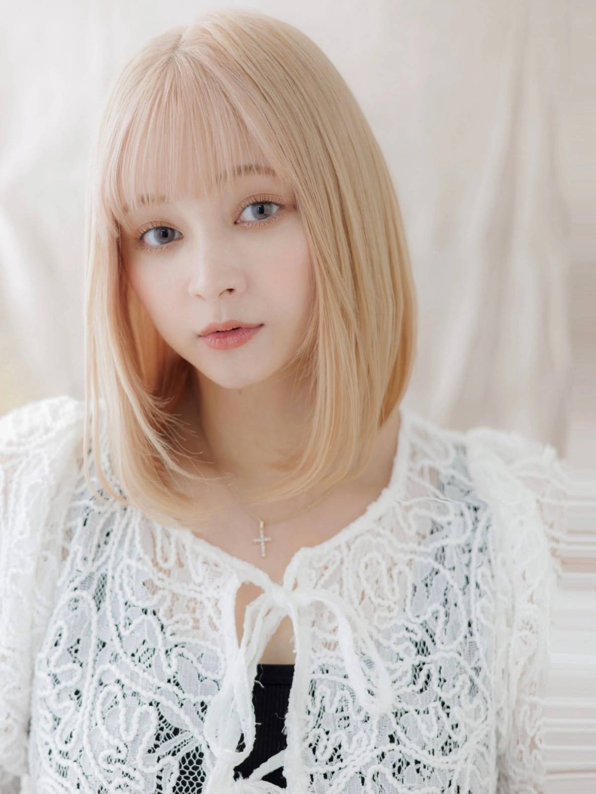 ホワイトブロンドカラーのロングボブ