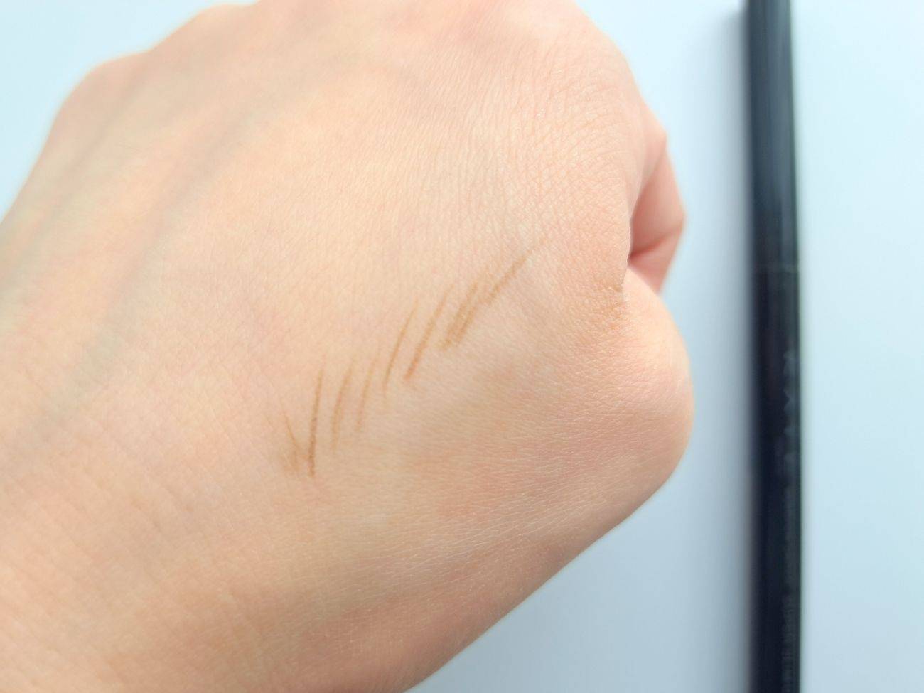 KATE (ケイト)　アイブロウペンシルスーパースリム0.8 BR-3 ナチュラルブラウンの手元スウォッチ