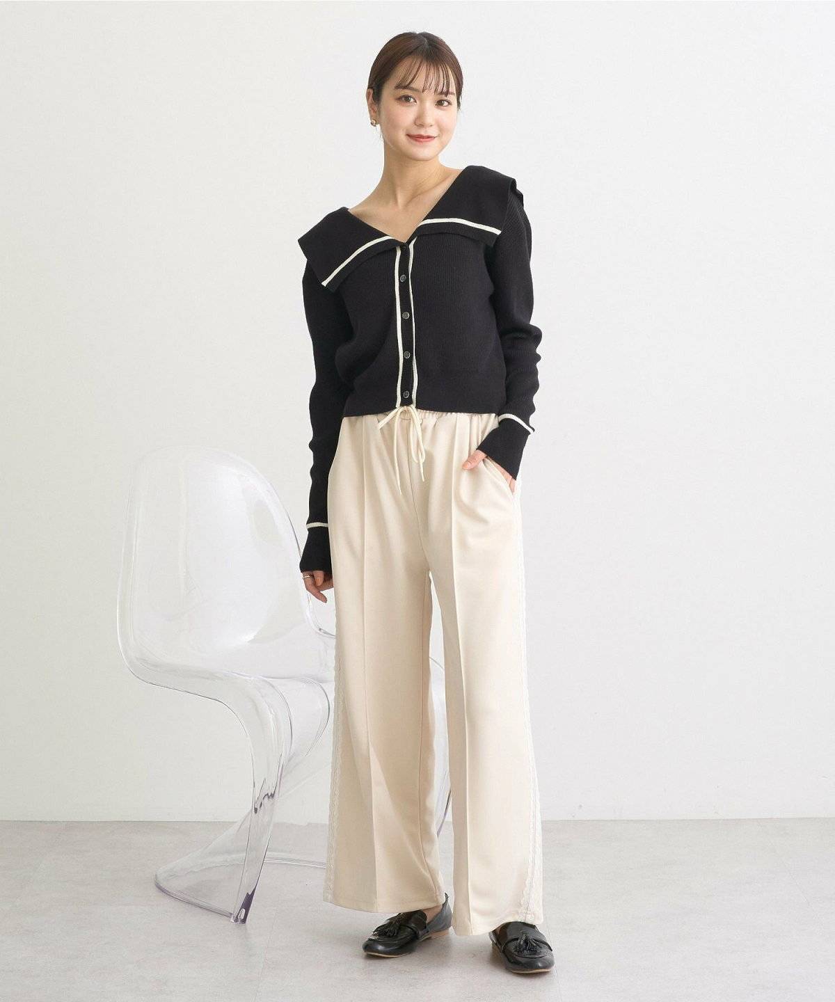 モノトーンコーデの女性