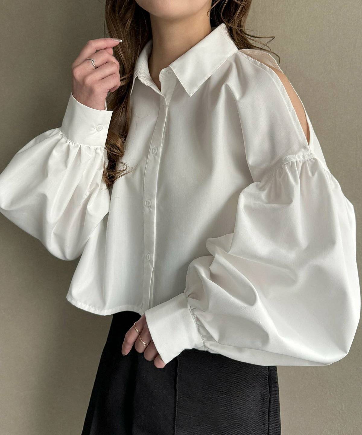 モノトーンコーデの女性