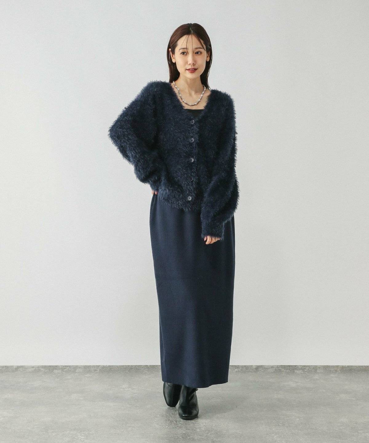 ブルーのセットアップを着た女性