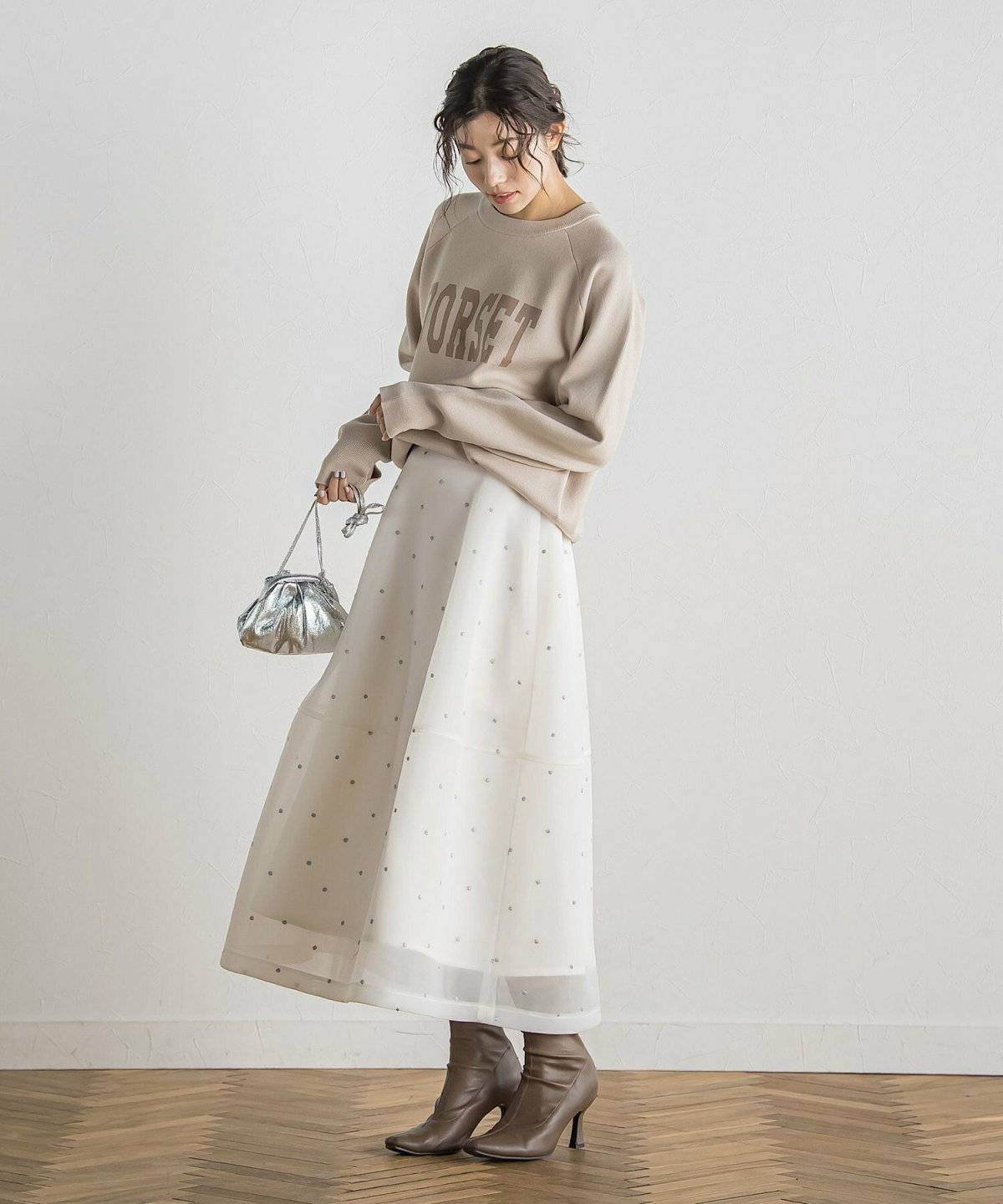 ベージュのワントーンコーデの女性