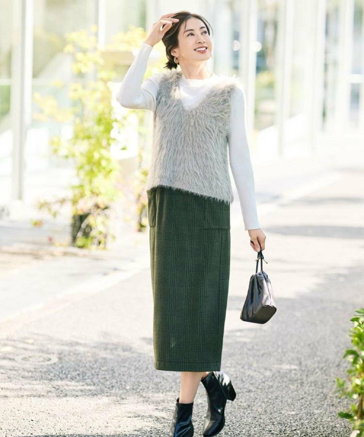 モノトーンコーデの女性