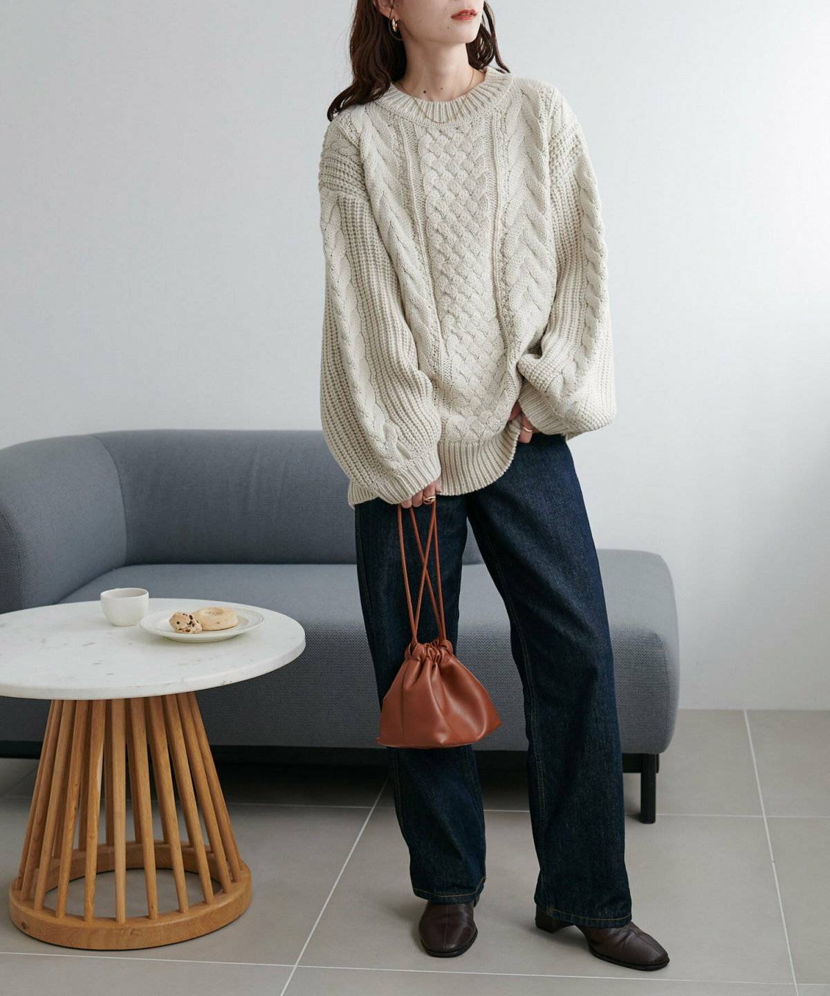 白ニットにデニムを合わせた女性