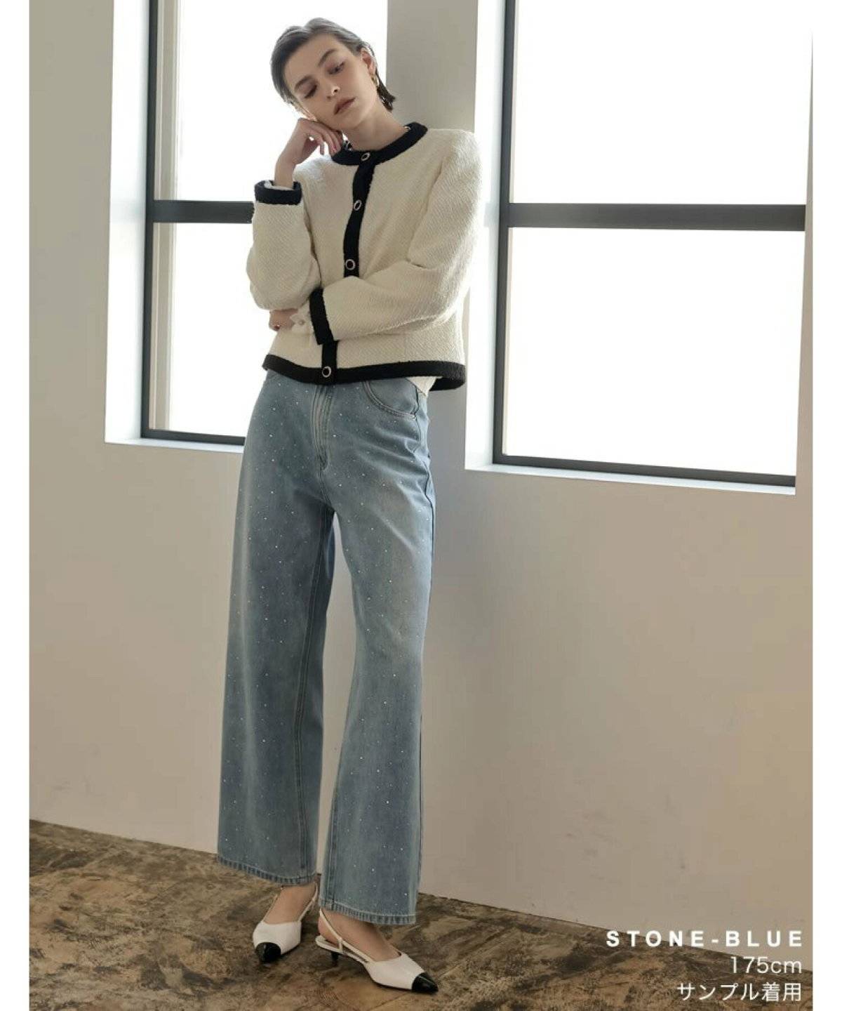 トップスにデニムを合わせた女性