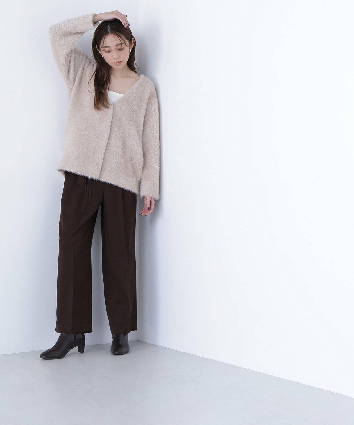 ベージュとブラウンのグラデーションコーデの女性