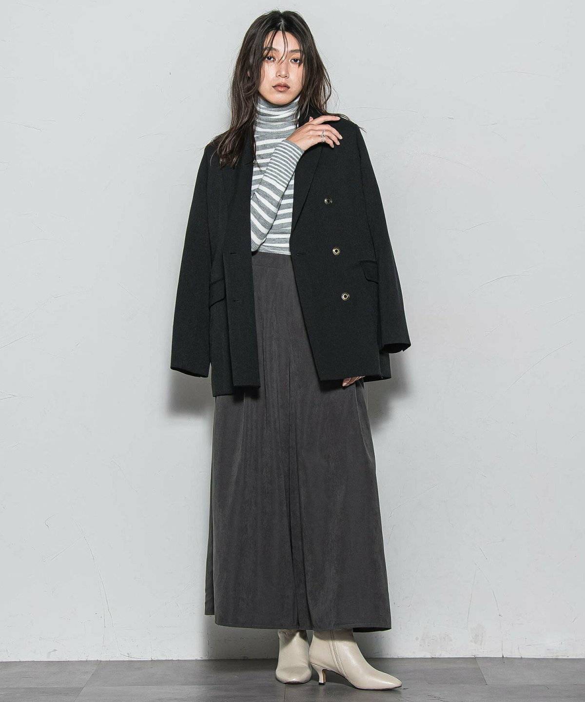 モノトーンコーデの女性