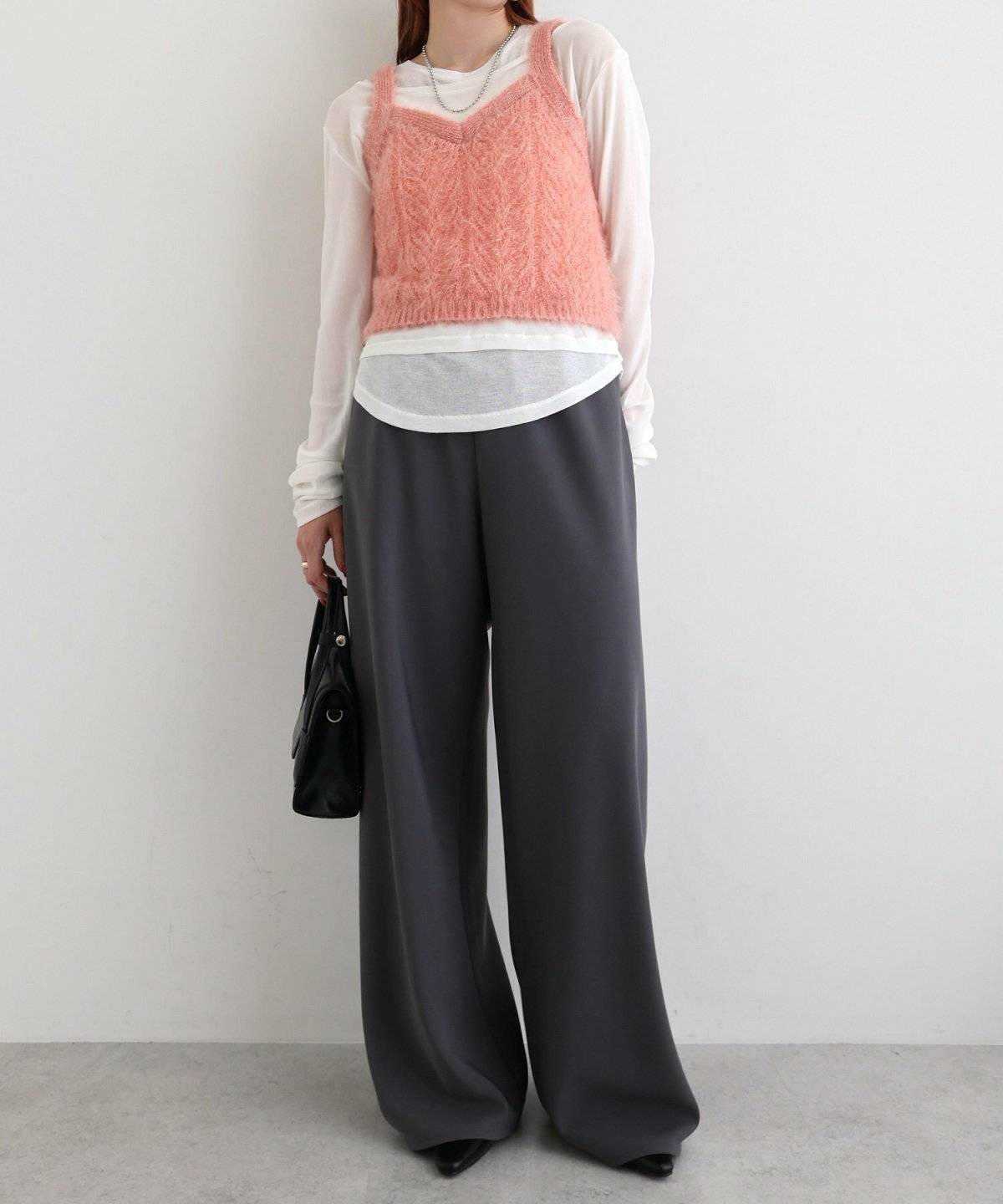 ピンクのニットにパンツコーデ