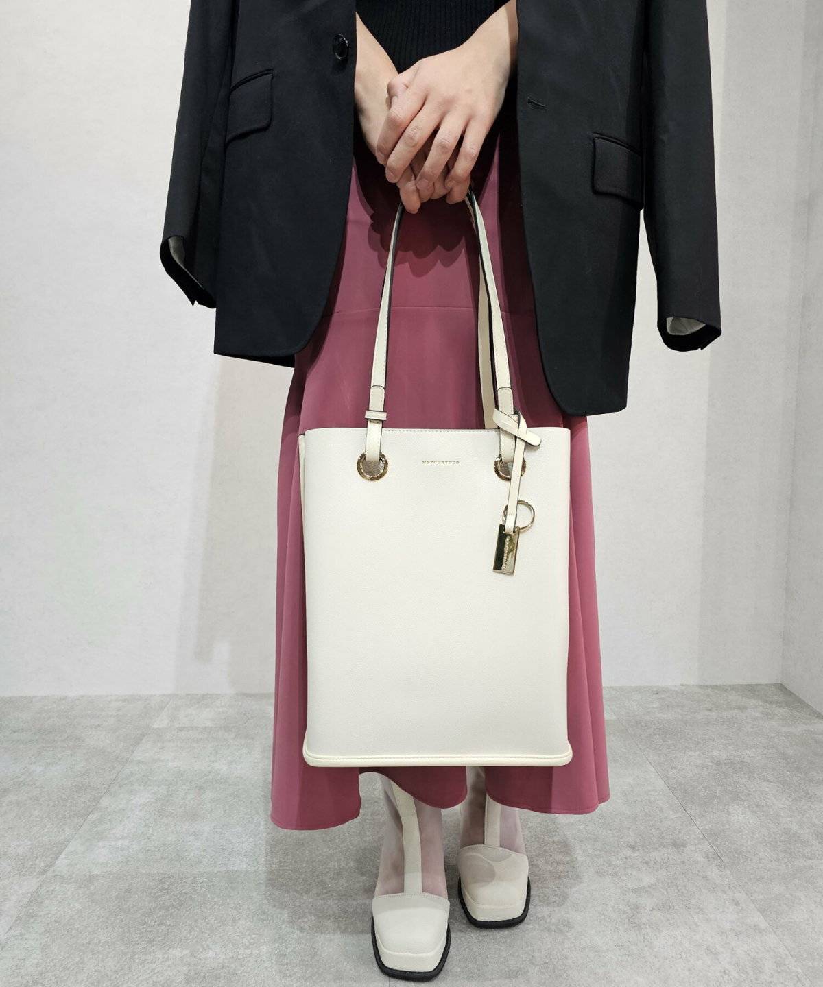 スカートコーデの女性