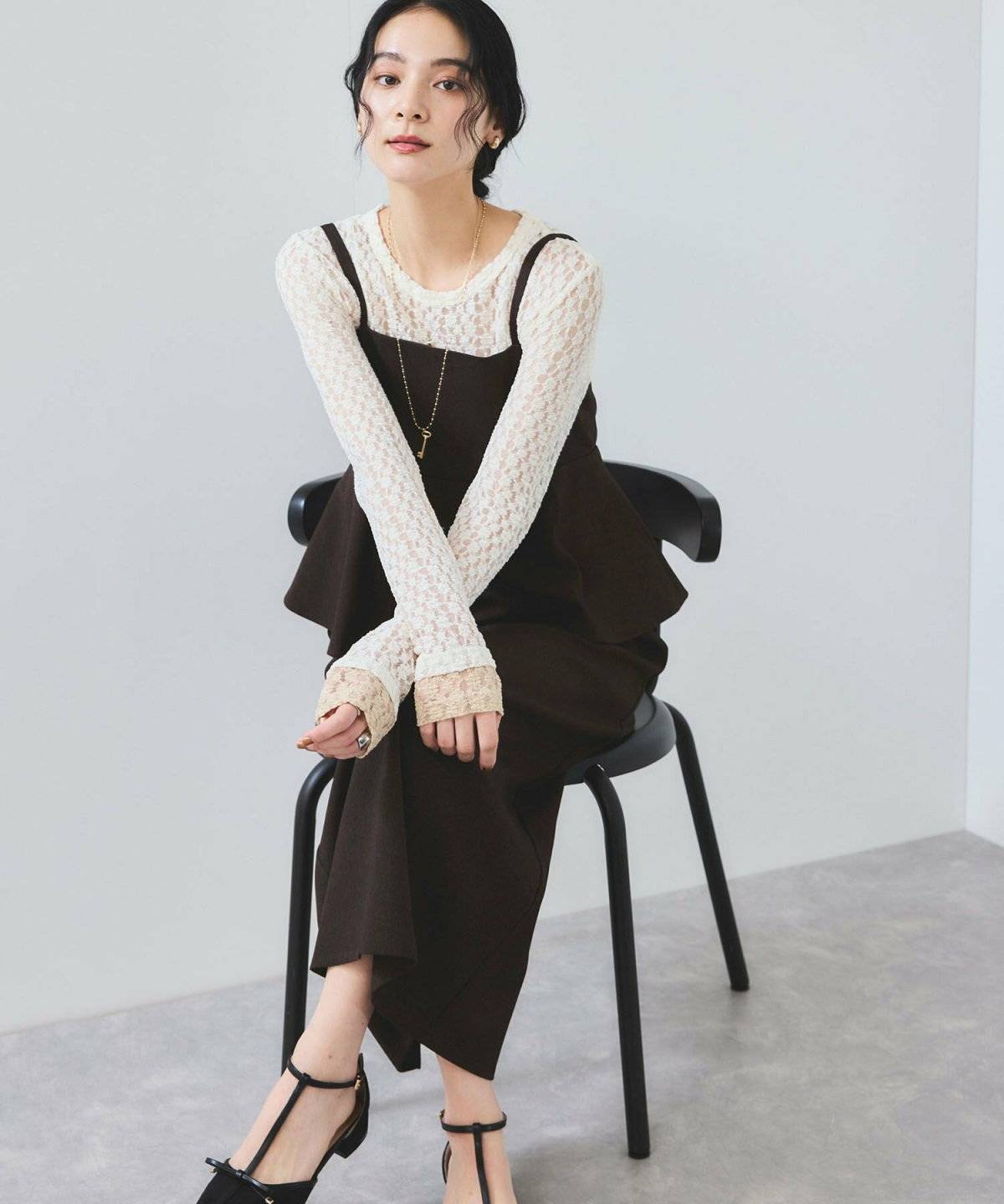 オールインワンコーデの女性