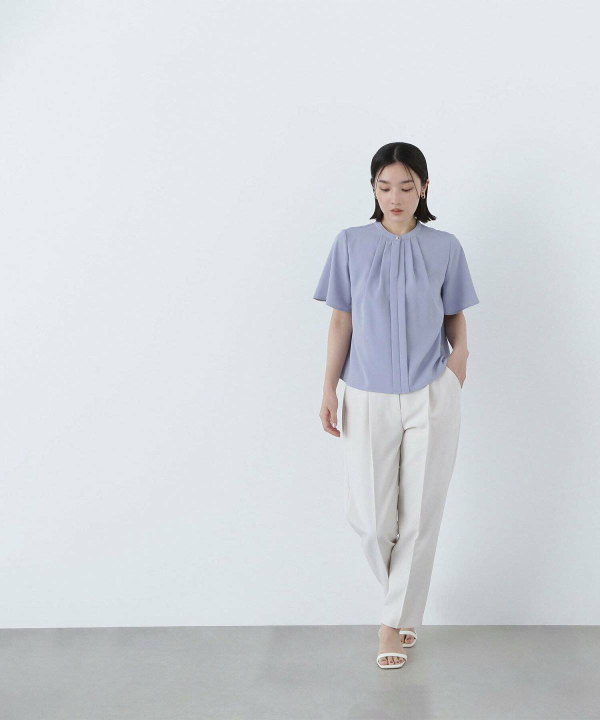 シャツ×パンツコーデの女性