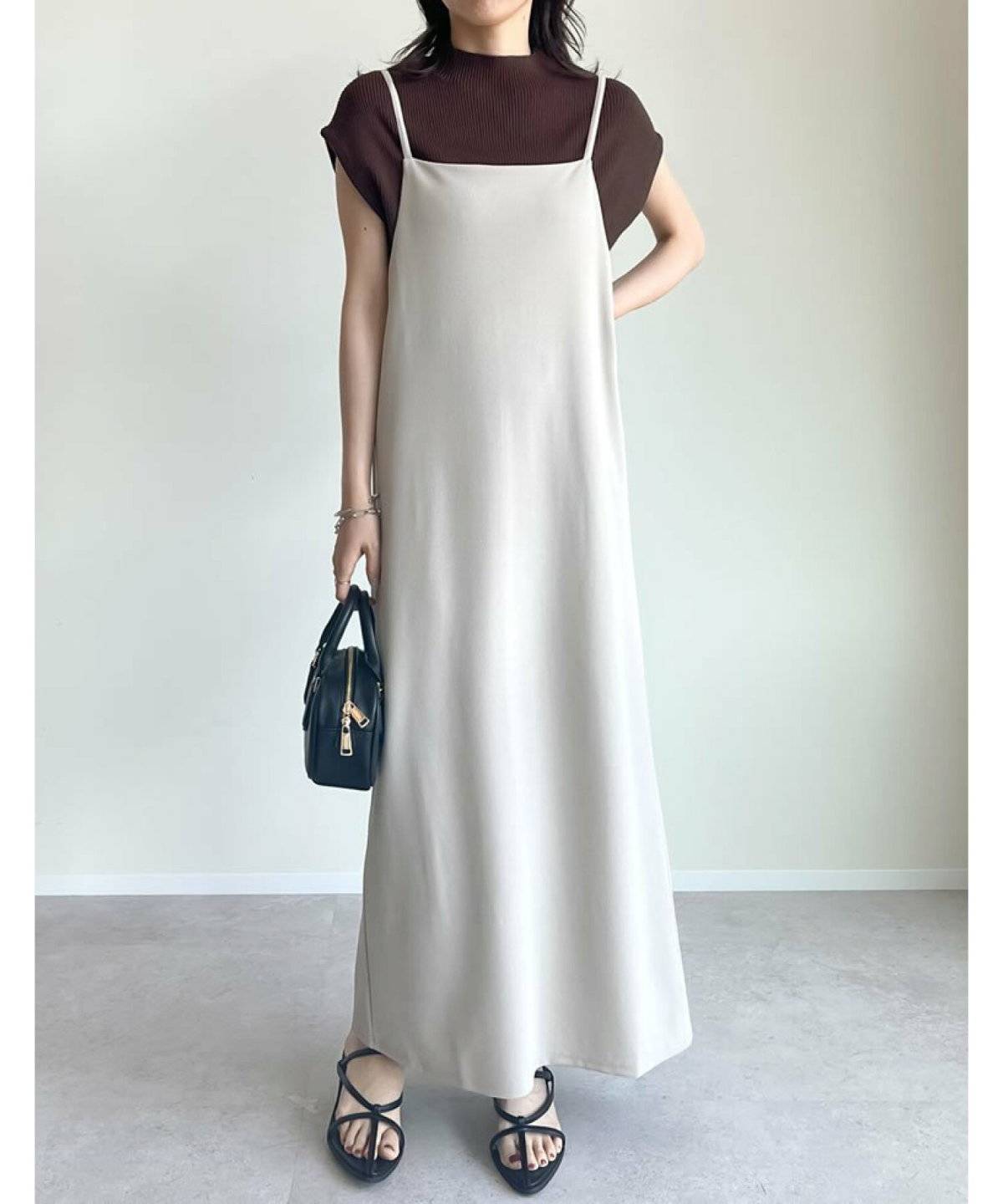 ワンピースコーデの女性