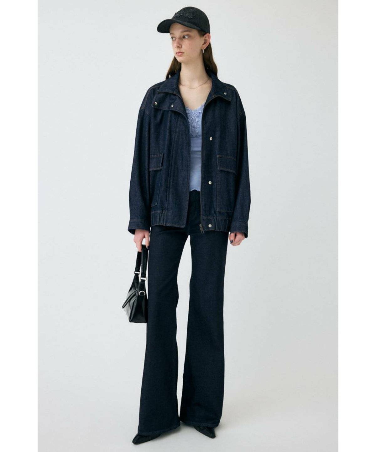 パンツコーデの女性