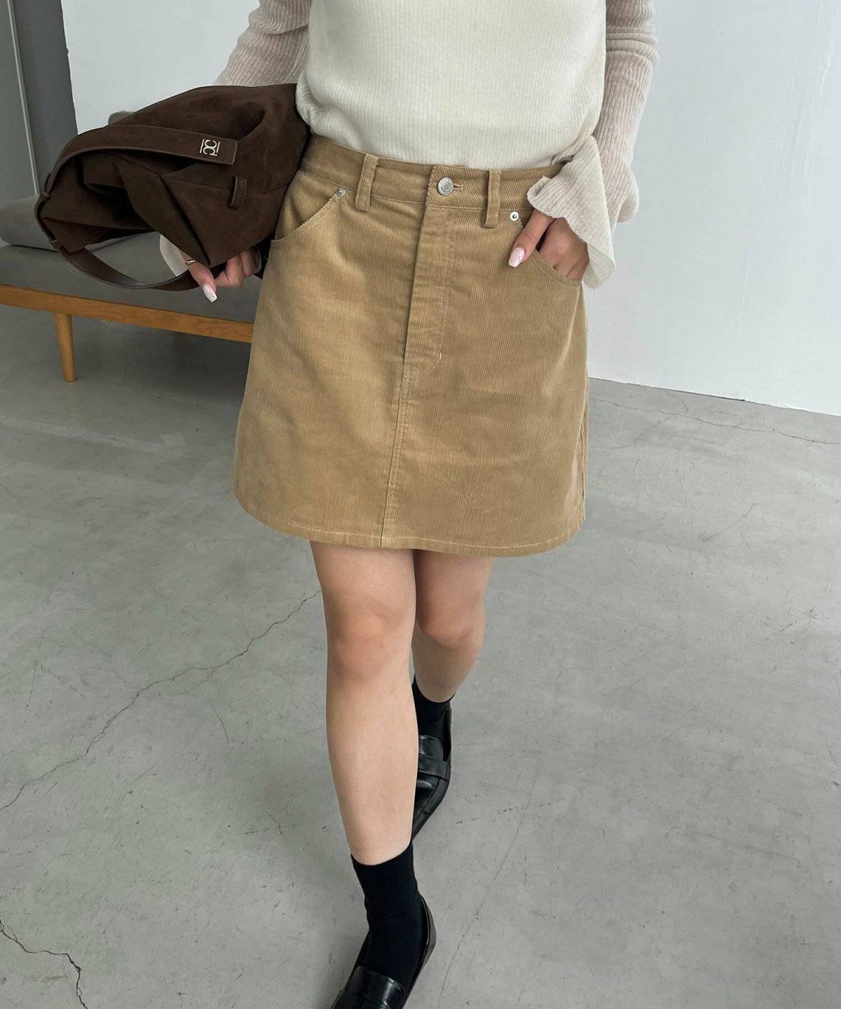 脚が太く見えるNGコーデは淡色とミニスカート