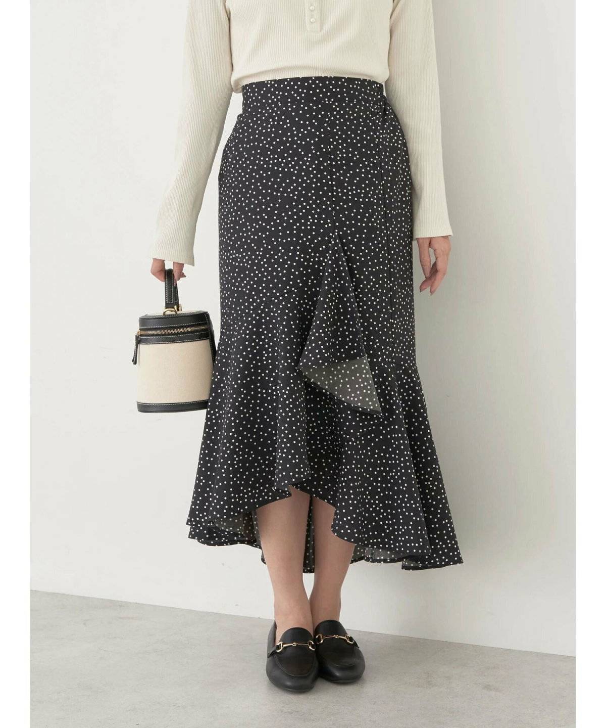 脚が太く見えるNGコーデは柄スカートとフラットシューズ
