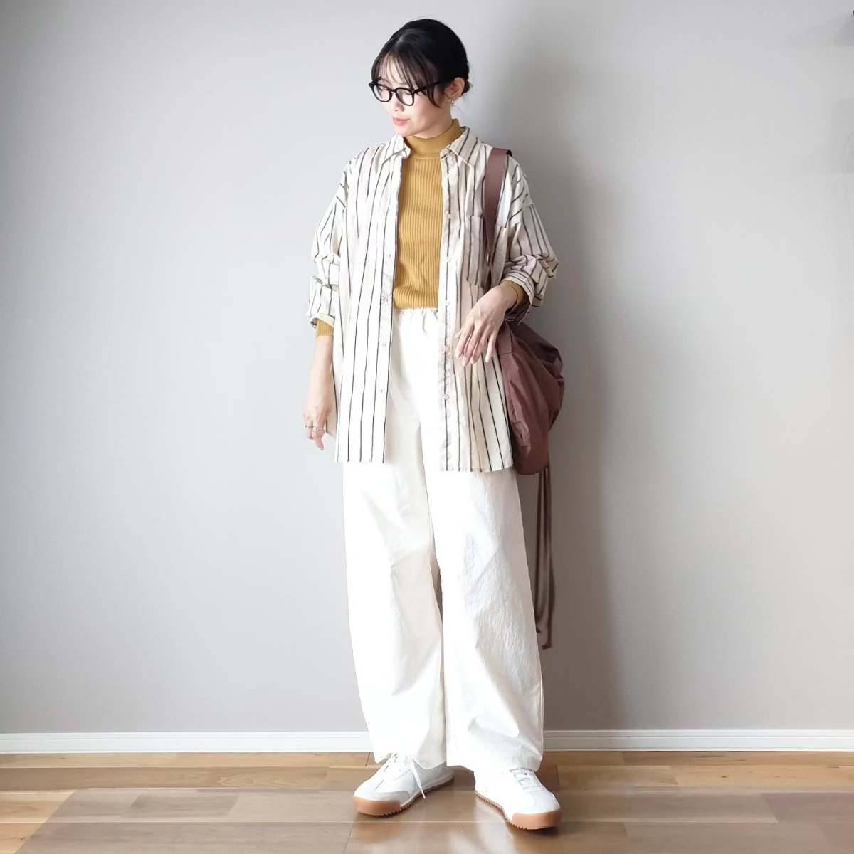 カラーハイネックニット×ストライプ柄シャツ