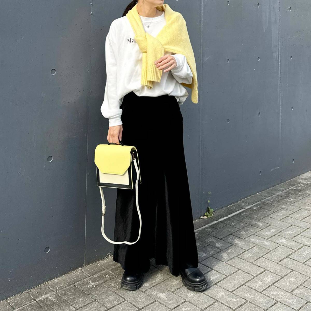 スウェットの上にカラーカーディガンを肩掛けする!