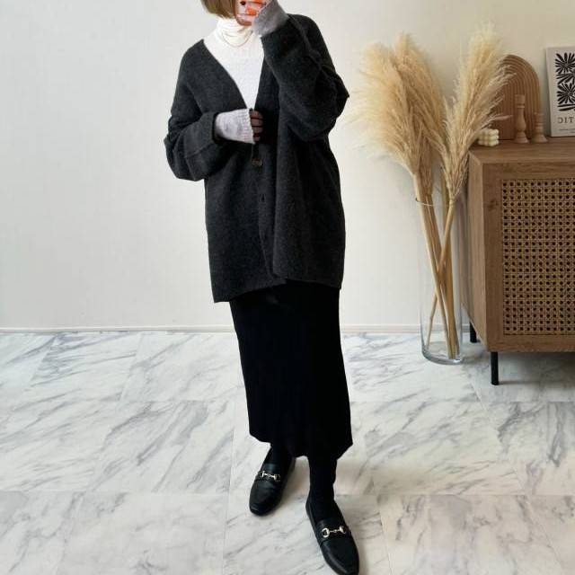 モノトーンコーデの女性