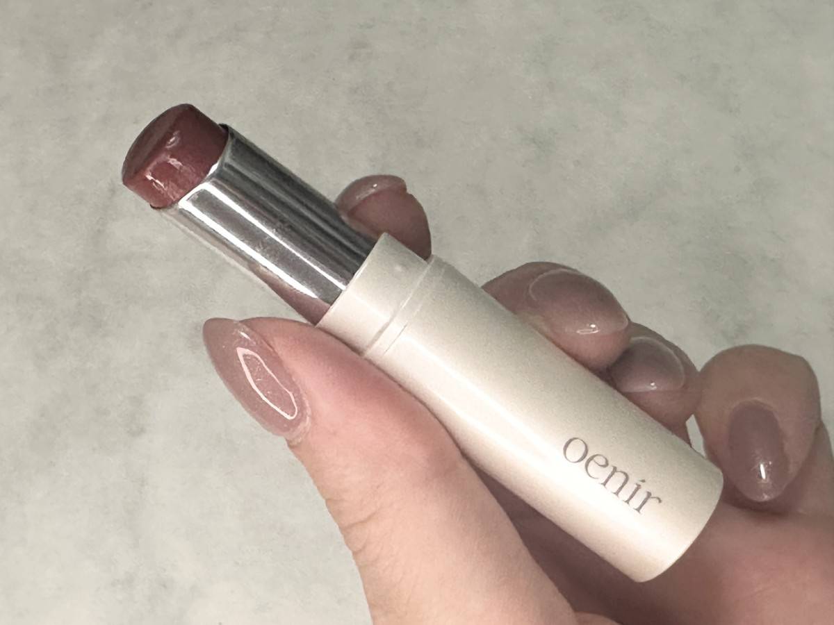 oenirのアワーグロウリップはリップバームのように手軽に塗れる