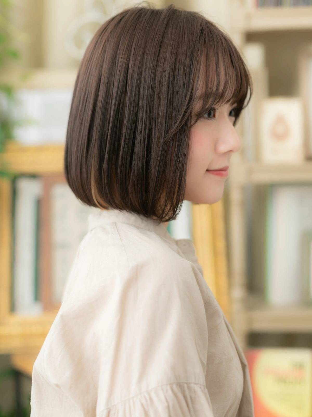 シックなカラーの前下がりボブ