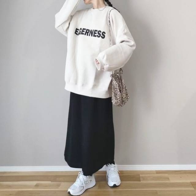 モノトーンコーデの女性