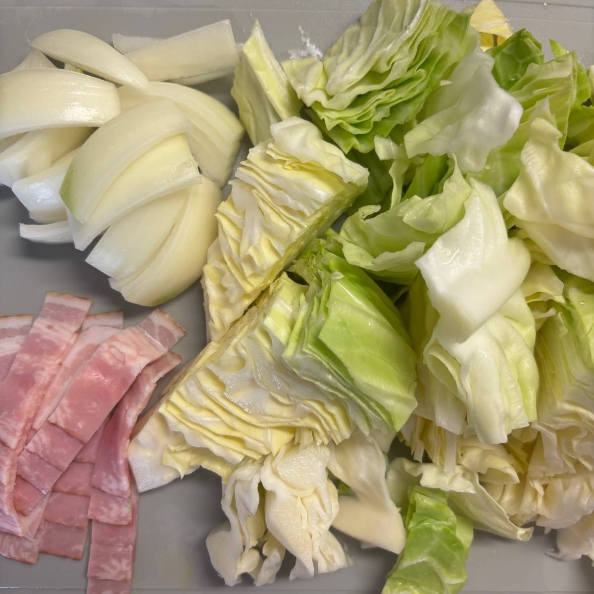 JAグループ公式の「キャベツとベーコンのトマト煮」のレシピ