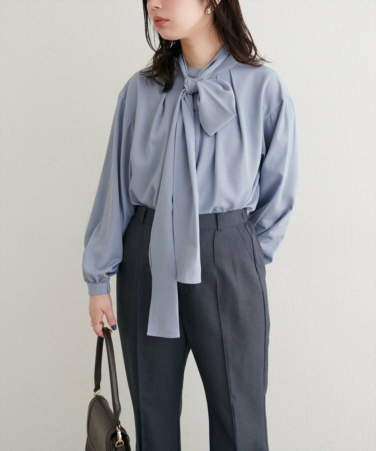 秋コーデの女性