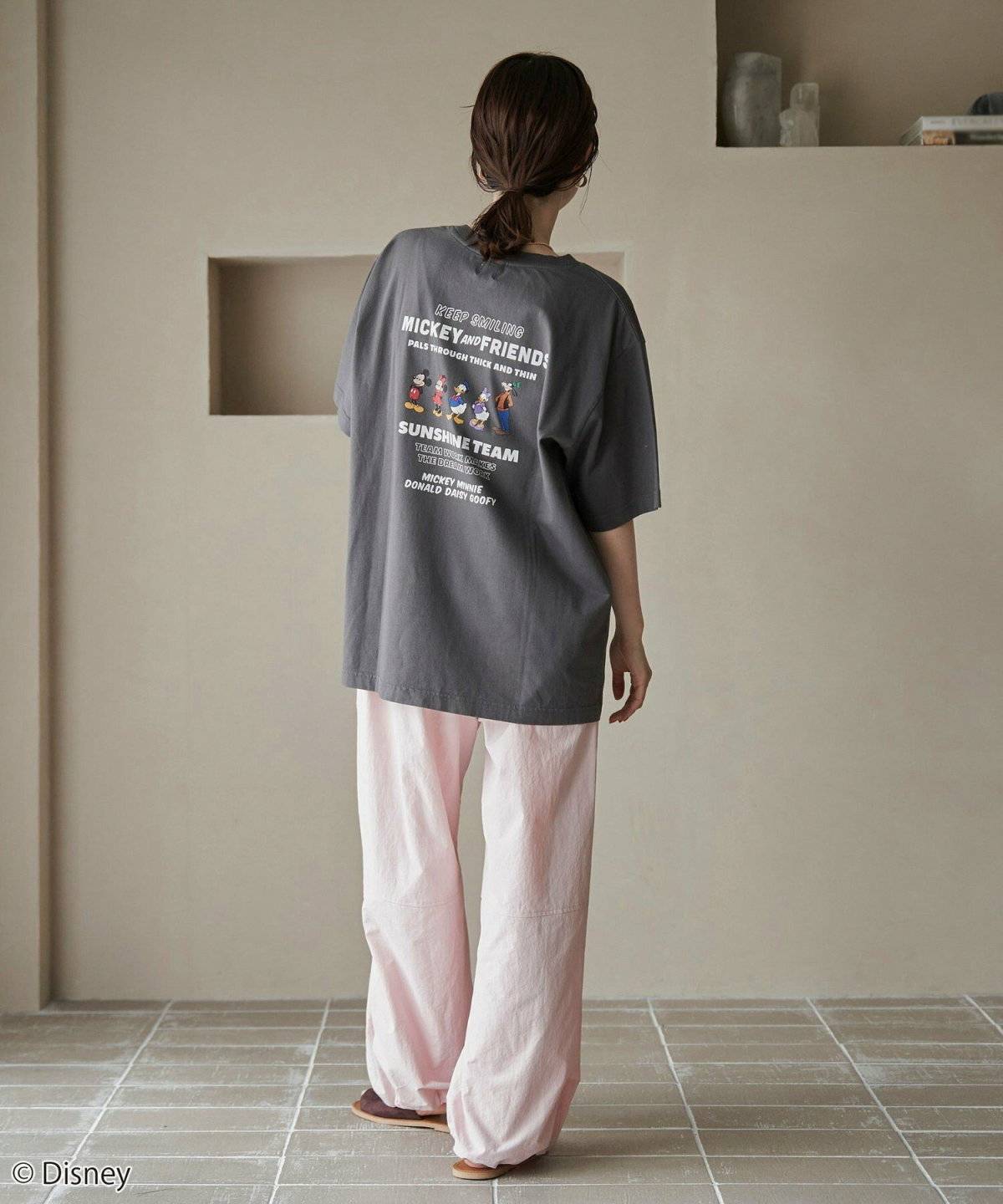 ディズニーコーデの女性